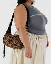 Load image into Gallery viewer, Baggu medium crescent bag, leapard
